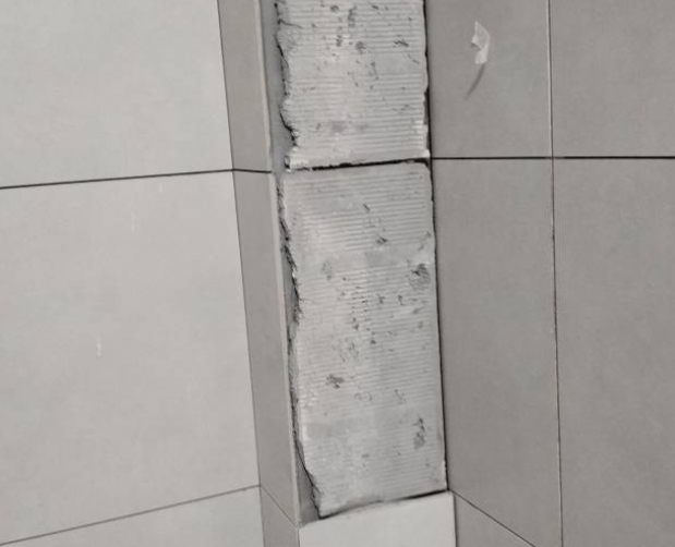 本溪市瓷砖空鼓维修公司分享下瓷砖施工前基层浇水润湿程度不足，可能导致以下问题